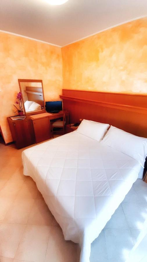 Hotel & Wellness Fra I Pini リニャーノ・サッビアドーロ エクステリア 写真