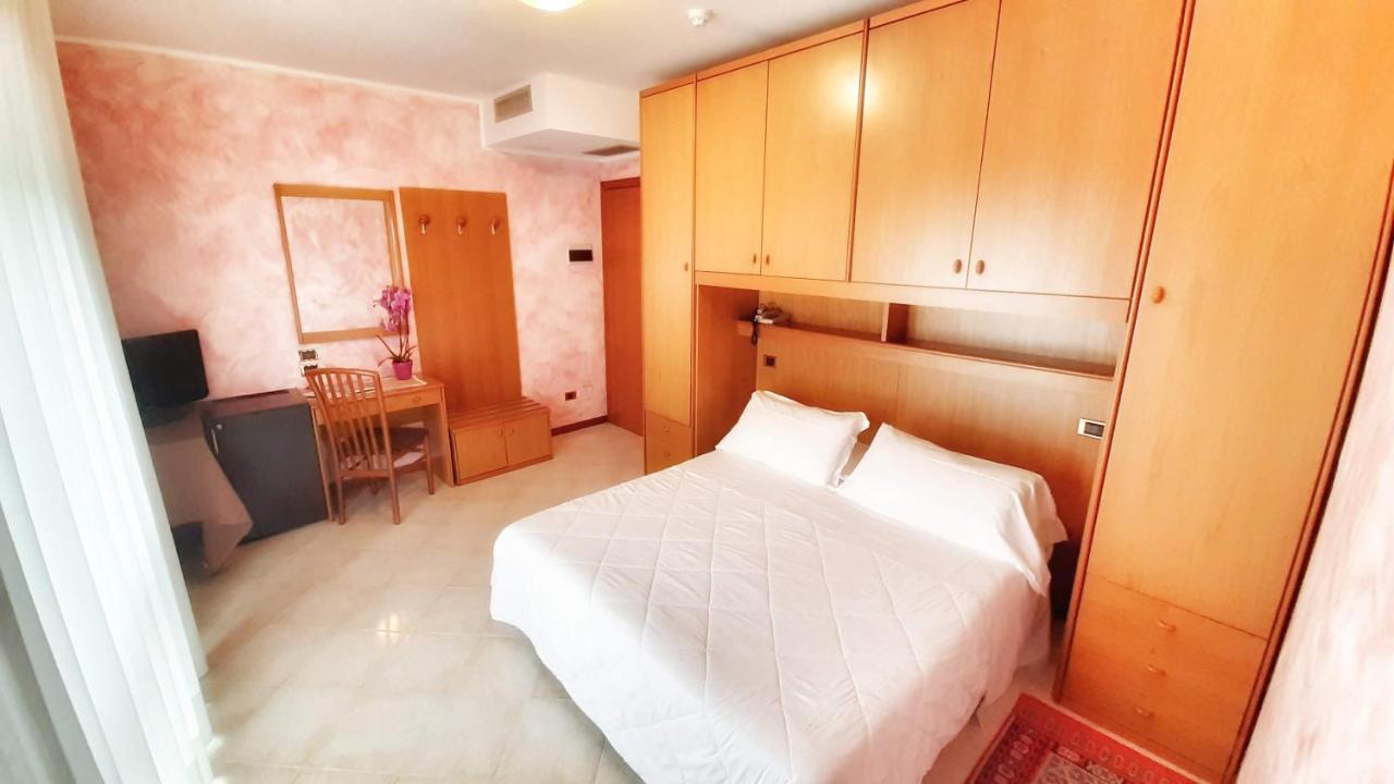 Hotel & Wellness Fra I Pini リニャーノ・サッビアドーロ エクステリア 写真