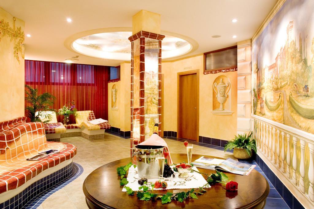 Hotel & Wellness Fra I Pini リニャーノ・サッビアドーロ エクステリア 写真