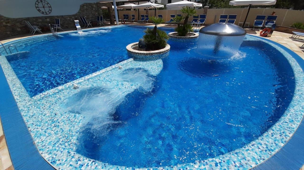 Hotel & Wellness Fra I Pini リニャーノ・サッビアドーロ エクステリア 写真