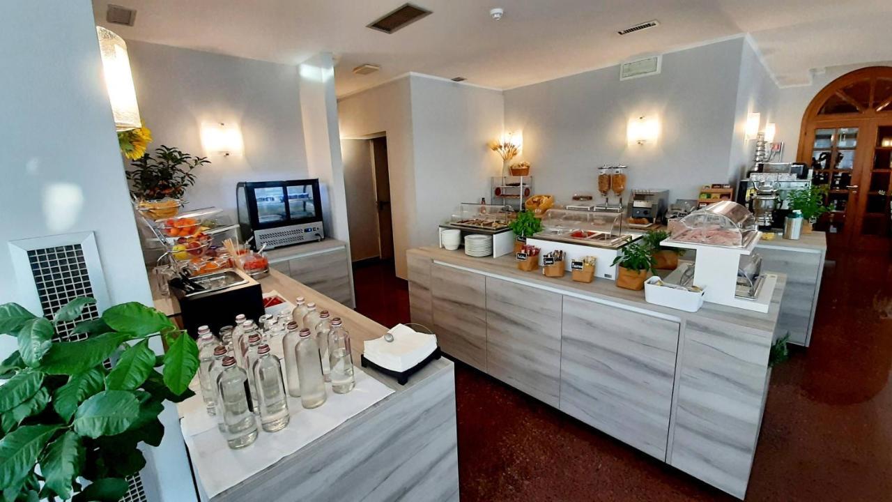 Hotel & Wellness Fra I Pini リニャーノ・サッビアドーロ エクステリア 写真