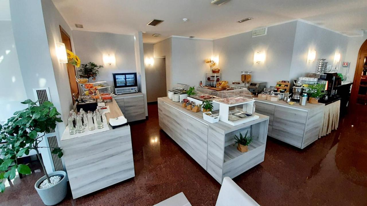 Hotel & Wellness Fra I Pini リニャーノ・サッビアドーロ エクステリア 写真