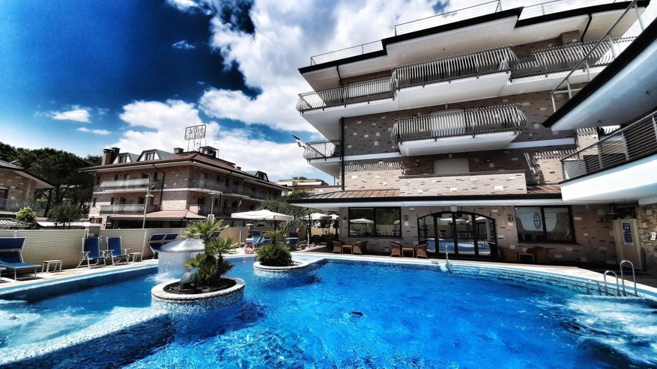 Hotel & Wellness Fra I Pini リニャーノ・サッビアドーロ エクステリア 写真